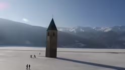 Wenn der See zufriert, kann man den Turm zu Fuß erreichen. Eine Legende besagt, dass man im Winter die Glocken noch läuten hören kann. In Wahrheit wurden sie jedoch 1950 entfernt. / © Paolo G (shutterstock)