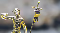 Nur wenige Zentimeter hoch ist dieser auferstandene Christus mit der Siegesfahne. Er schmückt den Deckel eines Kelches aus dem Jahr 1622, der in der Schatzkammer zu bewundern ist. / © Robert Boecker (privat)