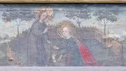 Den wenigsten Dombesuchern werden die wunderbaren Malereien auffallen, die den Schneiderbalken in unmittelbarer Nähe zum Gerokreuz über dem Grabmal des Erzbischofs Wilhelm von Gennep schmücken. Hier ist das Motiv die Begegnung des Auferstandenen im Garten mit Maria Magdalena. / © Robert Boecker (privat)