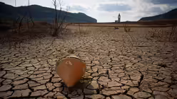 Es kommt immer h&auml;ufiger vor, dass die Kirche wieder vollst&auml;ndig zu sehen ist. Grund daf&uuml;r sind die h&auml;ufigen D&uuml;rren. / &copy; Davide Bonaldo (shutterstock)