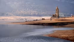 Das Dorf Sant Rom&aacute; de Sau versank 1962 im Pant&aacute; de Sau &ndash; dem Sau-Stausee. / &copy; Santi Rodriguez (shutterstock)