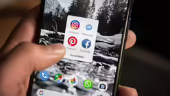 Symbolbild Social Media Apps auf einem Smartphone / &copy; Fabian Strauch (shutterstock)
