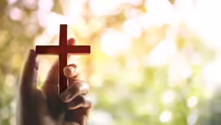 Symbolbild Vertrauen, Sch&ouml;pfung, Kreuz in der Hand / &copy; Black Salmon (shutterstock)