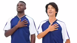 Hand aufs Herz beim Singen der Nationalhymne / &copy; wavebreakmedia (shutterstock)