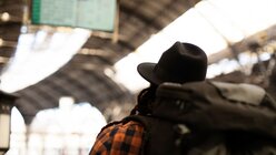 Junger Mann mit Rucksack am Bahnhof / © Just Life (shutterstock)