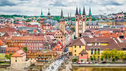 Der W&uuml;rzburger Dom inmitten der W&uuml;rzburger Altstadt / &copy; canadastock (shutterstock)