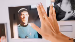 Gru&szlig; mit einer offenen Palme des Charakters Spock aus der Kult-TV-Serie Star Trek / &copy; frantic00 (shutterstock)