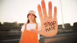 "Stop Hate" steht f&uuml;r "Hass stoppen". (shutterstock)