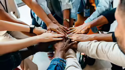 Symbolbild Menschen strecken ihre H&auml;nde in die Mitte / &copy; JLco Julia Amaral (shutterstock)