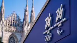 Offizielles Logo der Olympischen Winterspiele 2026 in Mailand-Cortina auf der Piazza Duomo
 / &copy; MikeDotta (shutterstock)
