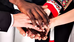 Symbolbild Geste der Vers&ouml;hnung / &copy; franz12 (shutterstock)