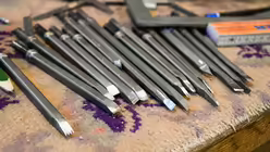Spitzeisen auf einer Werkbank in der Werkstatt der M&uuml;nsterbauh&uuml;tte in Freiburg. / &copy; Harald Oppitz (KNA)