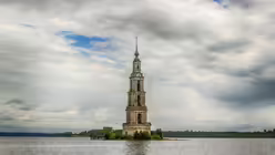 Der sowjetische Diktator Josef Stalin ließ 1939 bei Kaljasin am Oberlauf der Wolga ein Wasserkraftwerk errichten. Mehrere mittelalterliche Gebäude versanken in dem Stausee, darunter zwei Klöster. Der Kirchturm der Nikolaus-Kathedrale blieb aber erhalten. / © Sergey Sizov (shutterstock)