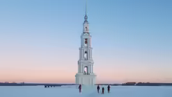 Eine k&uuml;nstliche Insel ist um das Bauwerk herum aufgesch&uuml;ttet worden. Zudem wurde der Turm verst&auml;rkt. Im Inneren werden nach wie vor mehrere Gottesdienste im Jahr gefeiert. / &copy; Karasev Viktor (shutterstock)