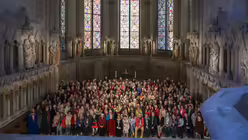 Teilnehmer des Uta-Treffens stellen sich im Westfl&uuml;gel des Naumburger Doms zum Gruppenfoto auf. Beim 10. Uta-Treffen der Namenspaten der Stifterfigur Uta von Ballenstedt kamen 240 Teilnehmer zusammen.  / &copy; Heiko Rebsch/dpa (dpa)