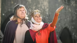 Die Darsteller von Uta und ihrem Ehemann Ekkehard II von Mei&szlig;en stehen im historischen Kost&uuml;m vor dem Naumburger Dom. / &copy; Heiko Rebsch/dpa  (dpa)