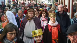 Vom 24. bis 26. April 2026 feiert das Uta-Treffen unter dem Motto "Alles Gute. alles Uta!" sein 10-j&auml;hriges Jubil&auml;um. Zum Auftakt des dreit&auml;gigen Programms am Freitag sind die Stifter "von ihren Sockeln gestiegen", um alle G&auml;ste auf dem Domplatz zu empfangen. / &copy; Heiko Rebsch/dpa  (dpa)