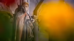 Namensgeberin des Uta-Treffens ist die ber&uuml;hmte Stifterfigur der Markgr&auml;fin Uta von Ballenstedt (um 1000-1046) aus dem Naumburger Dom. Die weltbekannte Statue ist eine von zw&ouml;lf Plastiken, die der sogenannte Naumburger Meister, ein bis heute unbekannter Steinbildhauer, um die Mitte des 13. Jahrhunderts im Westchor des Doms geschaffen hat. / &copy; Heiko Rebsch/dpa  (dpa)