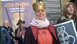 Die Stifterfigur Uta gilt als "sch&ouml;nste Frau des Mittelalters". Sie ging als eine der genialsten Sch&ouml;pfungen deutscher Bildhauerkunst in die Kunstgeschichte ein. Beim Uta-Treffen verk&ouml;rpert eine Darstellerin die Stifterin. / &copy; Heiko Rebsch/dpa  (dpa)