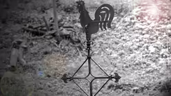 In einer Sage soll ein Raubritter bei einem Zechgelage so schlimm &uuml;ber Gott gel&auml;stert haben, dass sich der Himmel verdunkelt hat und ein Gewitter aufzog. Mit einem entsetzlichen Donnerschlag soll die Burg mitsamt allen Pl&uuml;nderern dann untergegangen sein. Nur noch die Spitze der Kapelle ist &uuml;brig geblieben. / &copy; Suechtelner Heimat- und Verschoenerungsverein