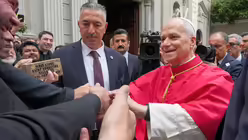 Papst Leo XIV. grüßt am 28. November 2025 Menschen vor der Kathedrale des Heiligen Geistes in Istanbul. / © Lola Gomez/CNS photo (KNA)