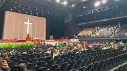 Altarbühne mit einem riesigen erleuchteten Kreuz in der Volkswagen Arena in Istanbul am 29. November 2025, vor dem Beginn eines Gottesdienstes mit Papst Leo XIV. / © Sabine Kleyboldt (KNA)