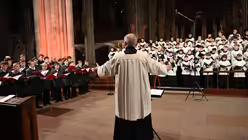 Domkapellmeister Metternich freut sich über die Chorbegegnung mit den ukrainischen Sängern. / © Beatrice Tomasetti (DR)