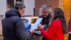 Ulyana Derkach, die die Chorreise für ihre Landsleute organisiert hat, im Gespräch mit Kardinal Woelki. / © Beatrice Tomasetti (DR)