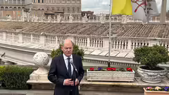 Bundeskanzler Olaf Scholz spricht nach einem Treffen mit Papst Franziskus zu Journalisten / &copy; Christoph Sator (dpa)