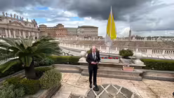 Bundeskanzler Olaf Scholz spricht nach einem Treffen mit Papst Franziskus zu Journalisten / &copy; Christoph Sator (dpa)