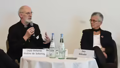 Weihbischof Puff und Jobpatin Ines Kolender auf dem Podium. / © Beatrice Tomasetti (DR)