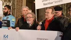 Mit einem Schweigemarsch am Abend des 7. Novembers 2024 haben die evangelische und katholische Kirche in Köln anlässlich des Jahrestags der Pogromnacht am 9. November ein Zeichen gesetzt, um den jüdischen Mitbürgern zu zeigen, dass sie in Deutschland willkommen sind. / © Beatrice Tomasetti (DR)