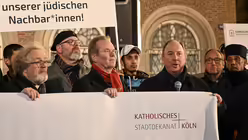 Mit einem Schweigemarsch am Abend des 7. Novembers 2024 haben die evangelische und katholische Kirche in Köln anlässlich des Jahrestags der Pogromnacht am 9. November ein Zeichen gesetzt, um den jüdischen Mitbürgern zu zeigen, dass sie in Deutschland willkommen sind. / © Beatrice Tomasetti (DR)