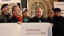Mit einem Schweigemarsch am Abend des 7. Novembers 2024 haben die evangelische und katholische Kirche in Köln anlässlich des Jahrestags der Pogromnacht am 9. November ein Zeichen gesetzt, um den jüdischen Mitbürgern zu zeigen, dass sie in Deutschland willkommen sind. / © Beatrice Tomasetti (DR)