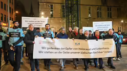 Mit einem Schweigemarsch am Abend des 7. Novembers 2024 haben die evangelische und katholische Kirche in Köln anlässlich des Jahrestags der Pogromnacht am 9. November ein Zeichen gesetzt, um den jüdischen Mitbürgern zu zeigen, dass sie in Deutschland willkommen sind. / © Beatrice Tomasetti (DR)