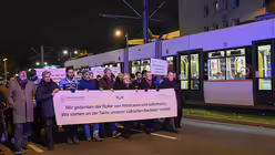 Mit einem Schweigemarsch am Abend des 7. Novembers 2024 haben die evangelische und katholische Kirche in Köln anlässlich des Jahrestags der Pogromnacht am 9. November ein Zeichen gesetzt, um den jüdischen Mitbürgern zu zeigen, dass sie in Deutschland willkommen sind. / © Beatrice Tomasetti (DR)