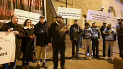 Mit einem Schweigemarsch am Abend des 7. Novembers 2024 haben die evangelische und katholische Kirche in Köln anlässlich des Jahrestags der Pogromnacht am 9. November ein Zeichen gesetzt, um den jüdischen Mitbürgern zu zeigen, dass sie in Deutschland willkommen sind. / © Beatrice Tomasetti (DR)