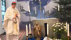 Der Erzbischof von Köln, Rainer Kardinal Woelki, feiert am 12. Januar den Eröffnungsgottesdienst der Antonius-Oktav 2025 in Bergisch-Gladbach Herkenrath. / © Beatrice Tomasetti (DR)