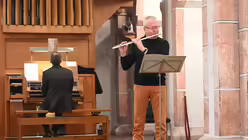 Die Musik - hier mit Flötist Christian Wiedemann und Dr. Georg Blasberg an der Orgel - spielt bei der Oktav eine zentrale Rolle. / © Beatrice Tomasetti (DR)
