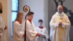 Der Erzbischof von Köln, Rainer Kardinal Woelki, feiert am 12. Januar den Eröffnungsgottesdienst der Antonius-Oktav 2025 in Bergisch-Gladbach Herkenrath. / © Beatrice Tomasetti (DR)