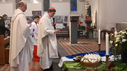 Kardinal Woelki segnet die Antoniuskerzen, die an Gemeindemitglieder verteilt werden. / © Beatrice Tomasetti (DR)