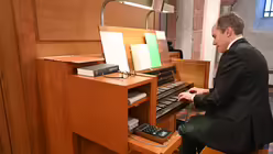 Der Erzbischof von Köln, Rainer Kardinal Woelki, feiert am 12. Januar den Eröffnungsgottesdienst der Antonius-Oktav 2025 in Bergisch-Gladbach Herkenrath. / © Beatrice Tomasetti (DR)