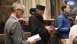 Gottesdienstbesucher beim Mitbeten. / © Beatrice Tomasetti (DR)