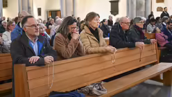 Die Fatima-Lichterprozession am Sonntag, dem 6. Oktober 2024 in Köln der Initiative Deutschland betet Rosenkranz e. V. mit Erzbischof Rainer Maria Kardinal Woelki. / © Beatrice Tomasetti (DR)