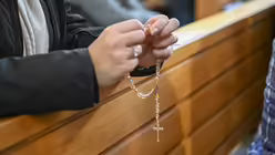 Die Fatima-Lichterprozession am Sonntag, dem 6. Oktober 2024 in Köln der Initiative Deutschland betet Rosenkranz e. V. mit Erzbischof Rainer Maria Kardinal Woelki. / © Beatrice Tomasetti (DR)