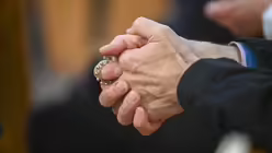 Die Fatima-Lichterprozession am Sonntag, dem 6. Oktober 2024 in Köln der Initiative Deutschland betet Rosenkranz e. V. mit Erzbischof Rainer Maria Kardinal Woelki. / © Beatrice Tomasetti (DR)