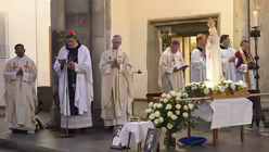 Die Fatima-Lichterprozession am Sonntag, dem 6. Oktober 2024 in Köln der Initiative Deutschland betet Rosenkranz e. V. mit Erzbischof Rainer Maria Kardinal Woelki. / © Beatrice Tomasetti (DR)