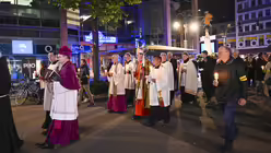 Die Fatima-Lichterprozession am Sonntag, dem 6. Oktober 2024 in Köln der Initiative Deutschland betet Rosenkranz e. V. mit Erzbischof Rainer Maria Kardinal Woelki. / © Beatrice Tomasetti (DR)