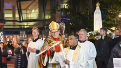 Die Fatima-Lichterprozession am Sonntag, dem 6. Oktober 2024 in Köln der Initiative Deutschland betet Rosenkranz e. V. mit Erzbischof Rainer Maria Kardinal Woelki. / © Beatrice Tomasetti (DR)