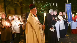 Die Fatima-Lichterprozession am Sonntag, dem 6. Oktober 2024 in Köln der Initiative Deutschland betet Rosenkranz e. V. mit Erzbischof Rainer Maria Kardinal Woelki. / © Beatrice Tomasetti (DR)